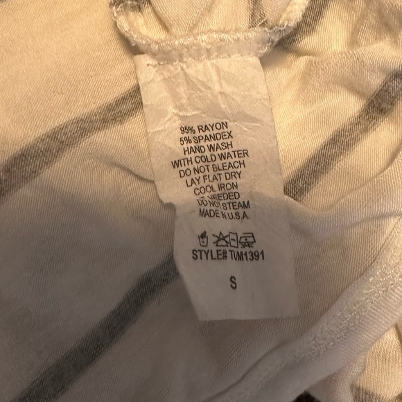 Like new women’s striped cuffed tee - Picture 4 of 5